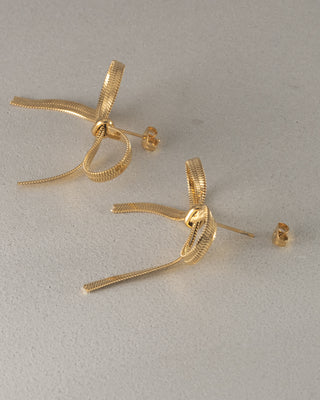 フラットショートスネークリボンピアス