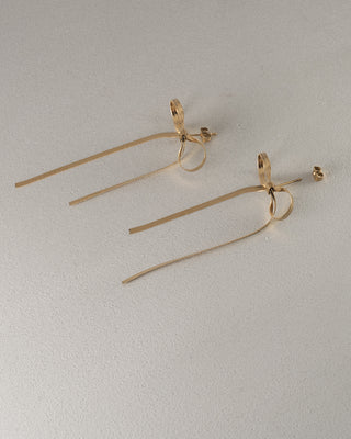 フラットロングスネークリボンピアス