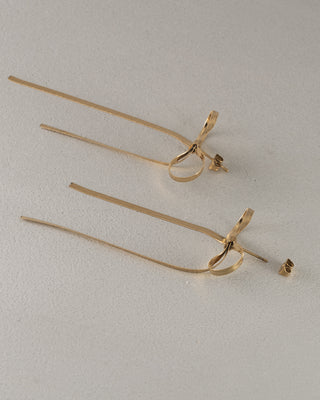 フラットロングスネークリボンピアス